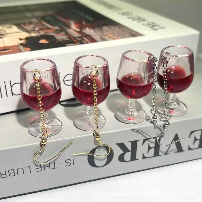 ピアス レディース アクセサリー ジュエリー ワイングラスモチーフ 立体デザイン 樹脂製 おしゃれ かわいい 耳飾り ピアス イヤリング 高脚杯 耳元アクセ 揺れるタイプ 存在感 個性的 欧米 高級感 上品 カジュアル ギフト モチーフピアス フェミニン プレ