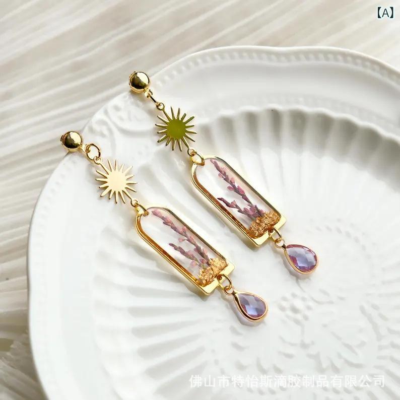 イヤリング 女性用 ボヘミアン 椭円形 ロング 紫色 ラベンダー ドライフラワー 樹脂 アクセサリー フラワー モチーフ 天然花 ゴム ドロップ型 軽量 華やか 春夏 普段使い カジュアル フェミニン ボリューム デザイン 香草 モダン アクセント