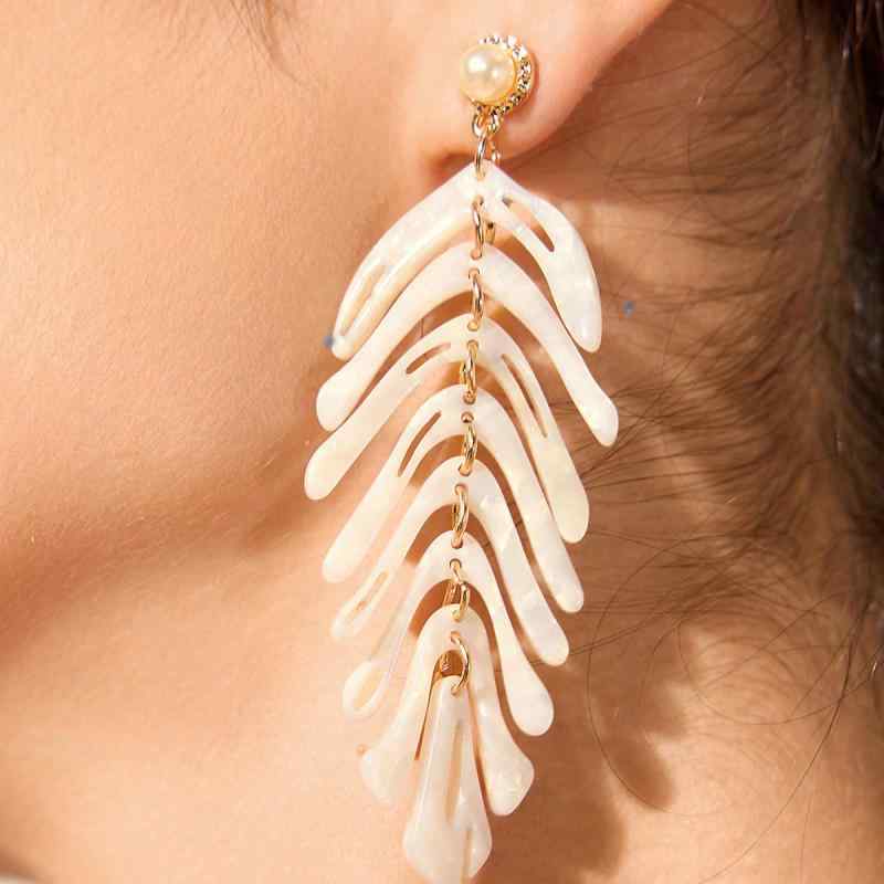 ピアス イヤリング 女性用 アクセサリー 樹脂製 葉っぱ モチーフ クリア フレッシュ シンプル ミニマム フリンジ 揺れる ドロップ タイプ 大ぶり 耳飾り 軽量 普段使い 春夏 アクセント アイテム グリーン系 カラー 華奢 シルバー加工 ギフト向