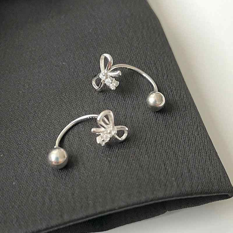 Tourmaline - イヤリング 女性用 シンプル ミニマリスト ファッション アクセサリー 韓国 蝶結び デザイン 耳骨 ピアス シルバー ゴールド 金属 軽量 普段使い 通勤用 かわいい スタイリッシュ 春夏 秋冬