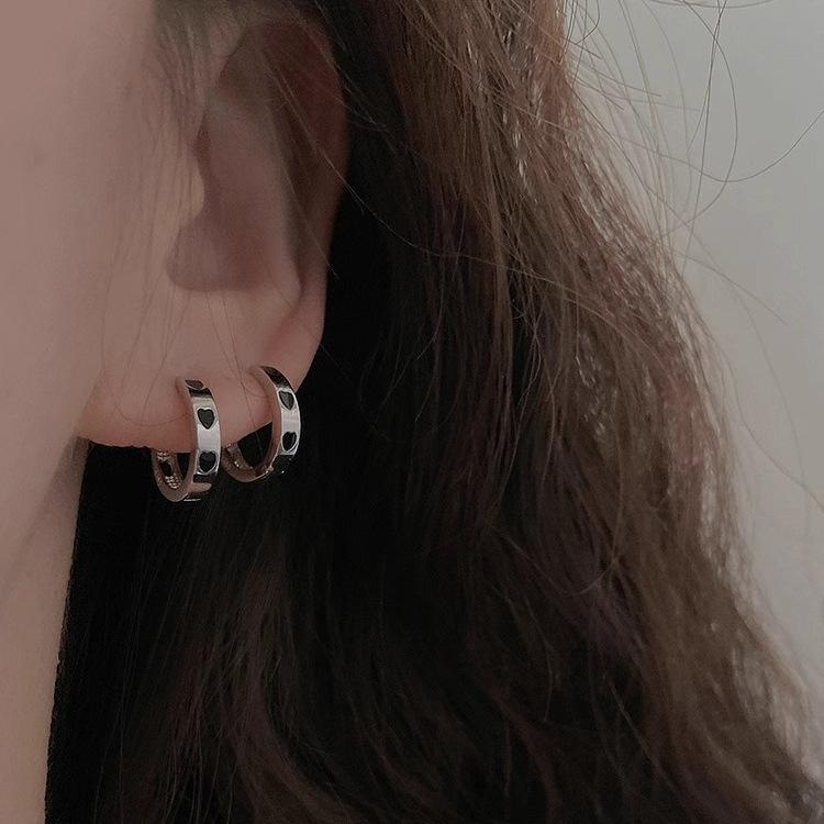 乐天商城 - イヤリング 女性用 黒 ハート モチーフ アシンメトリー かわいい 個性派 デザイン 日常使い 休日 アクセサリー 軽量 シンプル ファッション コーデ シルバー アクセント トレンド