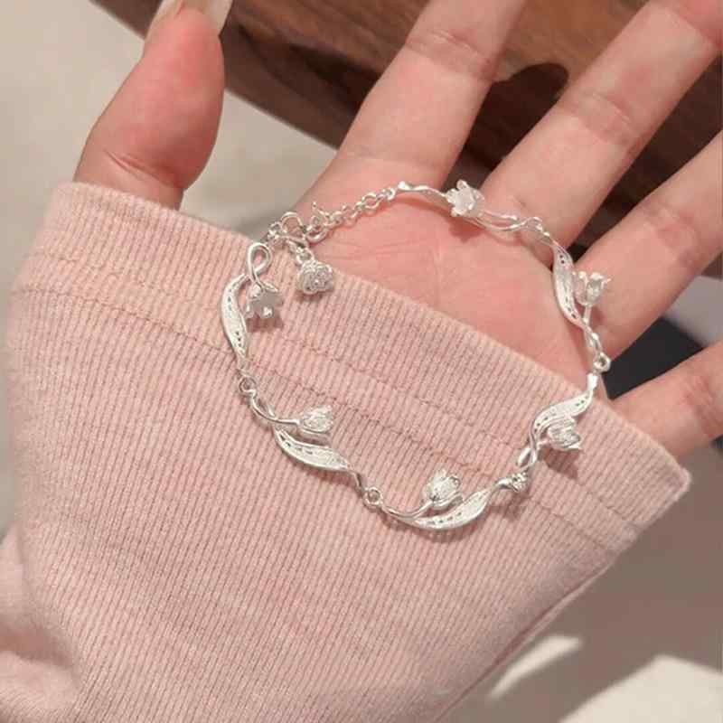 Leather - 手首アクセサリー 女性用 シンプル かわいい 清新 ファッション 百搭 復古 ウェーブ 透かし 花柄 手首リング 軽量 普段使い シルバー アクセサリー ブレスレット 鈴蘭モチーフ 花モチーフ アクセントジュエリー