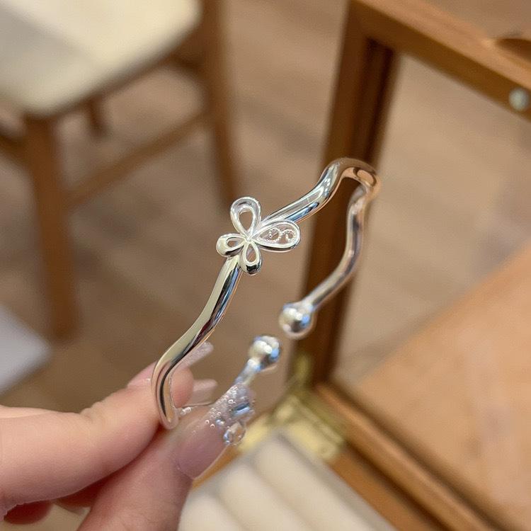 Other - ブレスレット 女性用 銅製 波状 蝶モチーフ ビーズ 開口式 女性用 不規則デザイン 光沢加工 高級感 百搭 ファッション アクセサリー 普段使い 軽量 シンプル シルバー系 メタリック 日常使い