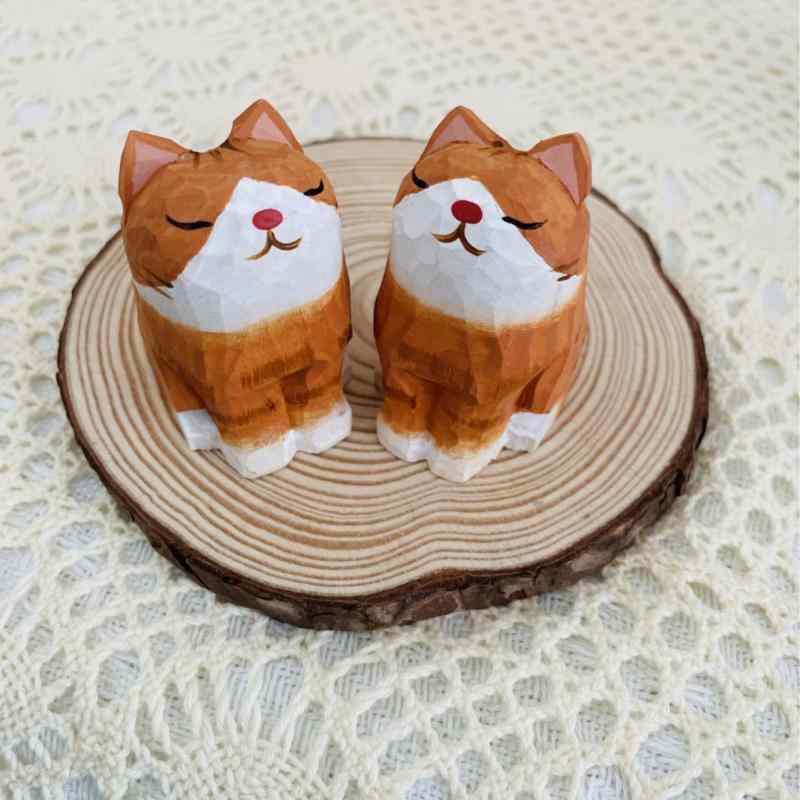 木製 猫 置物 橘猫 キーホルダー 木彫り かわいい インテリア 飾り 手工芸 自然木 ミニチュア フィギュア 通年 軽量 ナチュラル カジュアル デコレーション 置き飾り 吊り下げ 木工 動物モチーフ 癒しグッズ