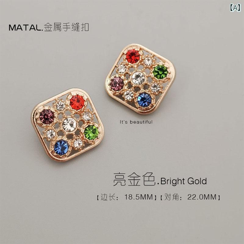 Button - 毛糸 セーター 装飾 ボタン 方形 金属 ダイヤ 装飾 復古 デザイン クロシェ 刺繍 手縫い 高級感 ジルコニア 装飾 軽量 アクセサリー トップス アクセント ブラック シルバー アイボリー カラー 秋冬 ニットウェア 補完 装飾品
