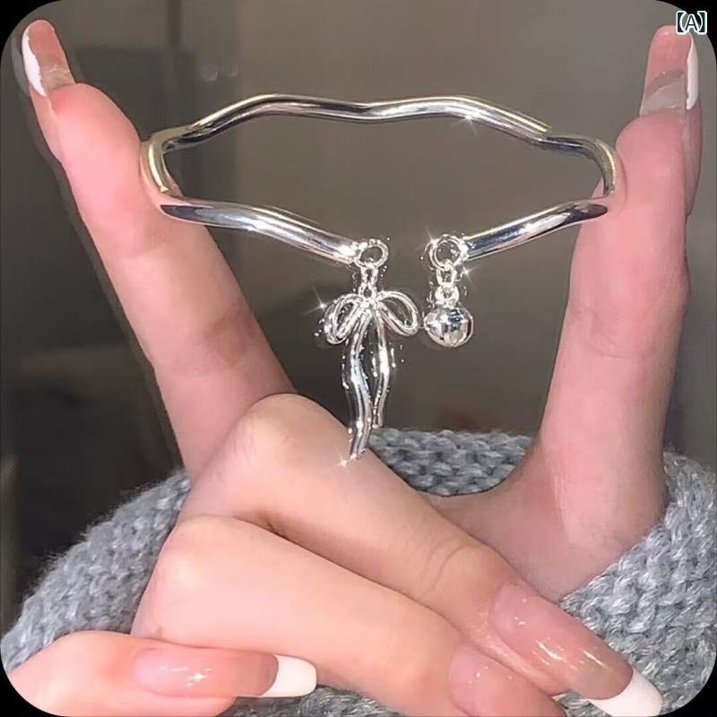 リバーパディのブレスレット 女性用 開口 シンプル 手環 冷淡 ファッション ミニマル 手首アクセサリー 波浪 フリンジ 蝶結び 鈴付き 素朴 ブロンズ調 軽量 普段使い シルバー系 ゴールド系 通年｜アングル2