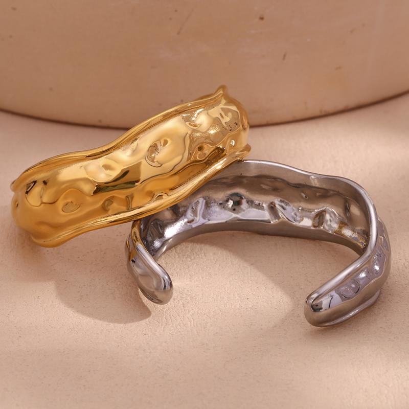 女性用 手首アクセサリー シンプル モダン ステンレス 18K 電気メッキ加工 ゴールド ブレスレット 個性派 ハンマード加工 波状 デザイン バングル 手環 ジュエリー 普段使い 軽量 耐久性 洗練された スタイル ユニセックス 対応
