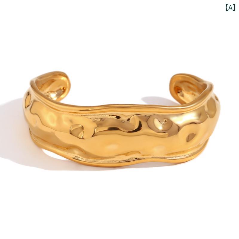 リバーパディの女性用 手首アクセサリー シンプル モダン ステンレス 18K 電気メッキ加工 ゴールド ブレスレット 個性派 ハンマード加工 波状 デザイン バングル 手環 ジュエリー 普段使い 軽量 耐久性 洗練された スタイル ユニセックス 対応｜アングル2