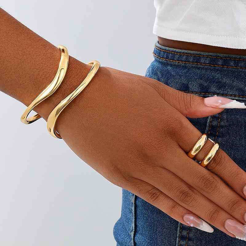 Jewelry Set for Men and Women: Minimalist Fashion Metallic Wave Design, Double Layer Lace Opening Wrist Ornament, Simple, Modern, Lightweight, Silver and Gold, Unisex Accessory, Stylish, Sophisticated, Gift-worthy, Suitable for Commuting and Everyday Wear.