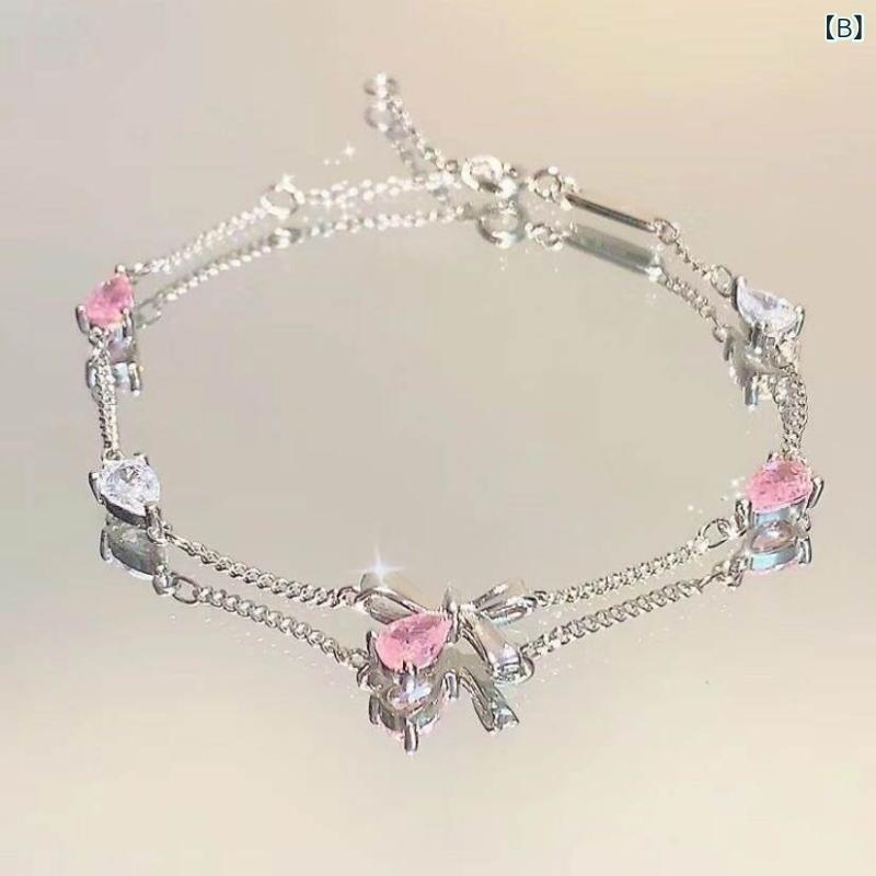 リバーパディのブレスレット 女性用 かわいい ピンク ジルコニア 桜 フラワー モチーフ 蝶結び 軽量 高級感 クール トーン ギフト アクセサリー アイテム シンプル シルバー チェーン 普段使い デート コーデ ファッション｜アングル3