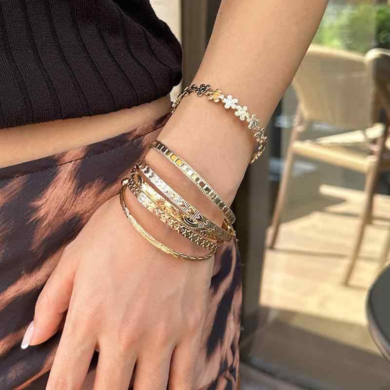 ブレスレット 手首用 金属製 花柄 彫刻 花モチーフ スタイリッシュ クール インスピレーション レイヤリング 手環 アクセサリー 普段使い 軽量 ファッション 女性用 シルバー系 ゴールド系