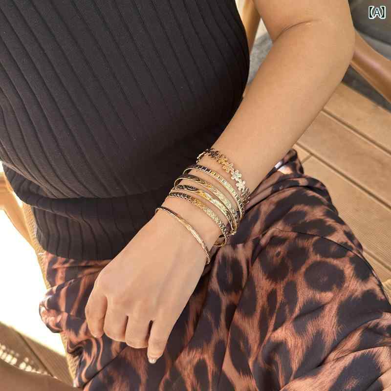 ブレスレット 手首用 金属製 花柄 彫刻 花モチーフ スタイリッシュ クール インスピレーション レイヤリング 手環 アクセサリー 普段使い 軽量 ファッション 女性用 シルバー系 ゴールド系 2