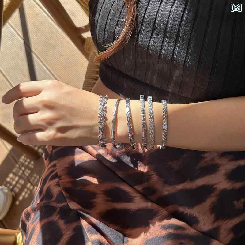 ブレスレット 手首用 金属製 花柄 彫刻 花モチーフ スタイリッシュ クール インスピレーション レイヤリング 手環 アクセサリー 普段使い 軽量 ファッション 女性用 シルバー系 ゴールド系 3