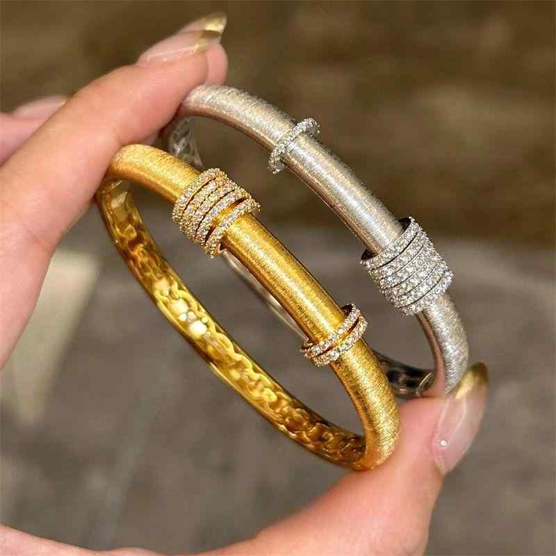 手首アクセサリー 女性用 回転式 重量感 運気アップ ラッキーアイテム ワイヤー加工 手作り ユニークデザイン 個性派 洗練スタイル 軽量 ラグジュアリー 気品 エレガント 普段使い シルバー系 カジュアル
