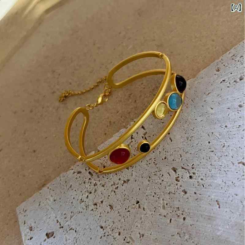 ブレスレット 女性用 カラフル 宝石 ワイド デザイン 空洞加工 手首回り 装飾 アクセサリー リング かわいい 軽量 日常使い ボヘミアン スタイル シルバー ゴールド ピンク グリーン ブルー 秋冬 ファッション アイテム 2