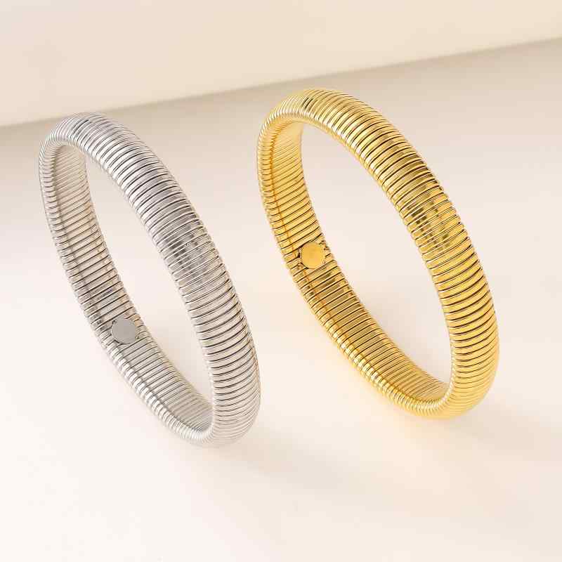 レディース バングル 伸縮性 手首フィット ステンレス チタン 18Kゴールド シンプル モダン 個性 ストライプ ゴールド アクセサリー 女性用 普段使い 軽量 耐久性 シルバー ゴールド系