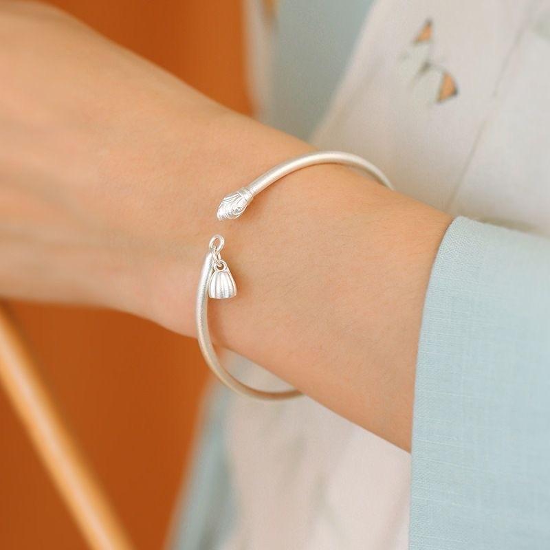 ブレスレット 手首用 アクセサリー 女性用 シンプル デザイン 金属製 手彫り 装飾 普段使い ギフト向き 軽量 シルバー系 ゴールド系 通年使用