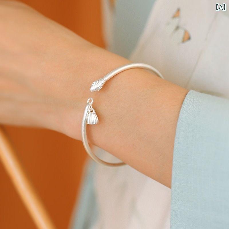 リバーパディのブレスレット 手首用 アクセサリー 女性用 シンプル デザイン 金属製 手彫り 装飾 普段使い ギフト向き 軽量 シルバー系 ゴールド系 通年使用｜アングル2