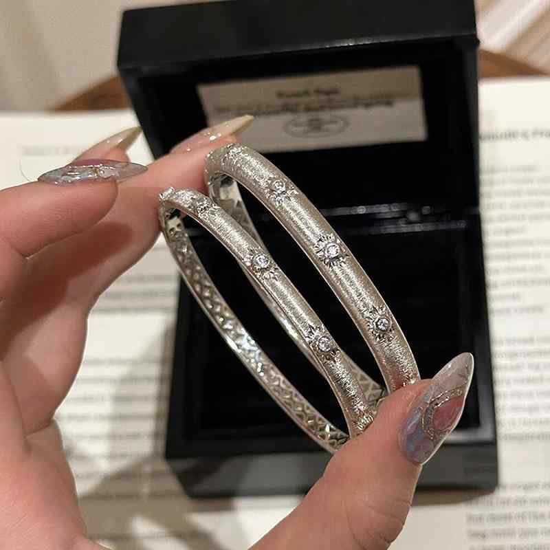 ブレスレット ハンドメイド 軽量 ラグジュアリー レーザー加工 ラインストーン 装飾 スナップボタン デザイン ハンドアクセサリー ベルベット ベルト シルク ブレスレット ゴールド チェーン 華奢 タイプ 女性用 普段使い キラキラ 輝き スタ