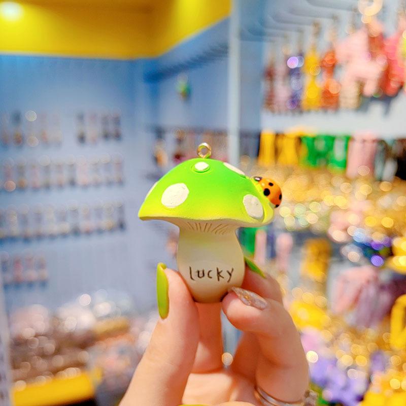 キーホルダー かわいい 夜光 ラッキー きのこ モチーフ スマホ ストラップ 手首ストラップ ぬいぐるみ 鍵 チェーン バッグ チャーム アクセサリー ファッション アイテム 携帯 フック 飾り キーリング 女性用 普段使い 軽量 コンパクト ユニセック