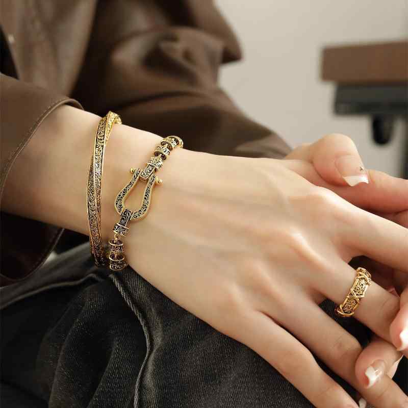 ブレスレット 女性用 開口 調整可能 モビウスリング 唐草模様 ファッション 復古 ヴィンテージ 古金色 花柄 手首アクセサリー 軽量 柔軟 普段使い ゴールド系 アクセサリー