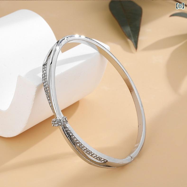 リバーパディのブレスレット 女性用 シンプル 軽量 ラグジュアリー 個性 クロス ジルコニア ゴールド アクセサリー 普段使い 手首 装飾 細身 輝き スタイリッシュ ジュエリー 華奢 モダン 日常｜アングル3