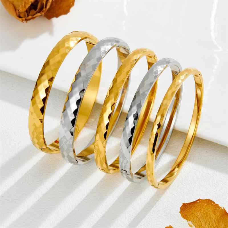 Women's Wrist Accessory Fashion Bracelet, Temperamental Round Flower Motif, Clasp Lock, Irregular Design, High-Quality, Lightweight, Simple, Everyday Wear, Silver-Tone Metal Accent Jewelry