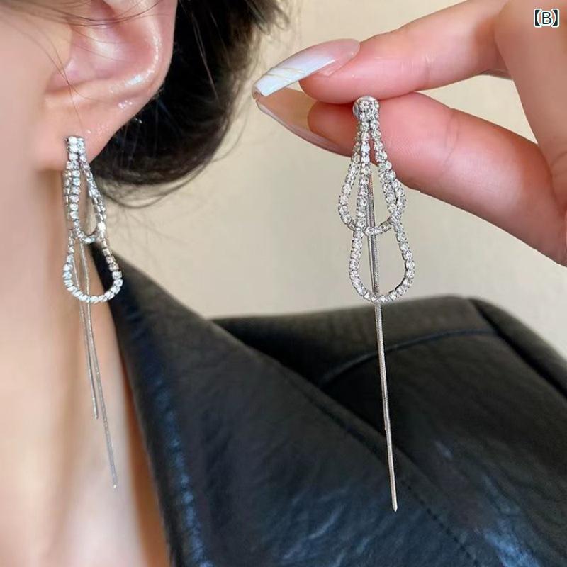 リバーパディのピアス イヤリング 女性用 長さ長め タッセル 装飾 クリスタル チェーン 軽量 ファッション 冷淡 アクセサリー シルバー加工 揺れ 華やか 日常使い 通勤スタイル カジュアル 洗練 ビッグシルエット｜アングル2