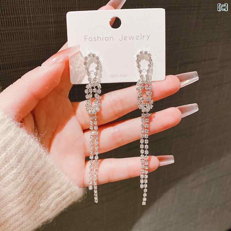 リバーパディのピアス イヤリング 女性用 長さ長め タッセル 装飾 クリスタル チェーン 軽量 ファッション 冷淡 アクセサリー シルバー加工 揺れ 華やか 日常使い 通勤スタイル カジュアル 洗練 ビッグシルエット｜アングル3