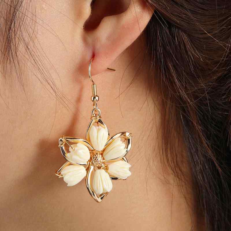 ピアス イヤリング 女性用 手工 樹脂 ジャスミン 花 モチーフ クロスボーダー ファッション 六弁花 ピアス イヤリング 夏用 ハワイアン イヤーアクセサリー 軽量 華やか かわいい 花柄 揺れタイプ 春夏 通勤 普段使い シルバー系 ゴールド系 ビッグシルエット