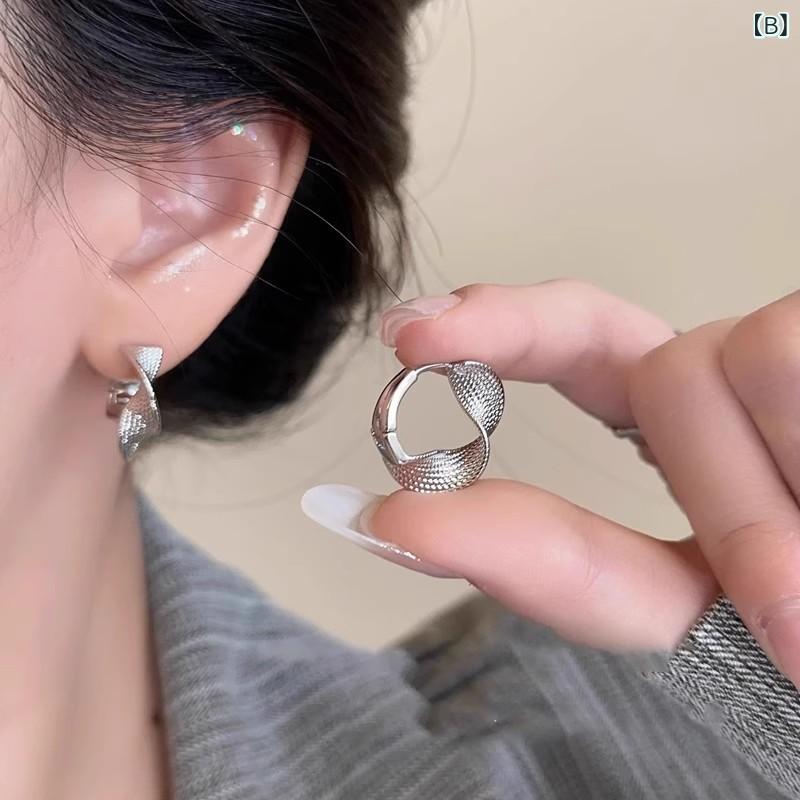 リバーパディのピアス イヤリング 女性用 復古 ツイスト ユニーク ファッション 軽量 軽奢 耳飾り 高級感 ゴールド加工 シルバー加工 日常使い かわいい アクセサリー 春夏 秋冬｜アングル3