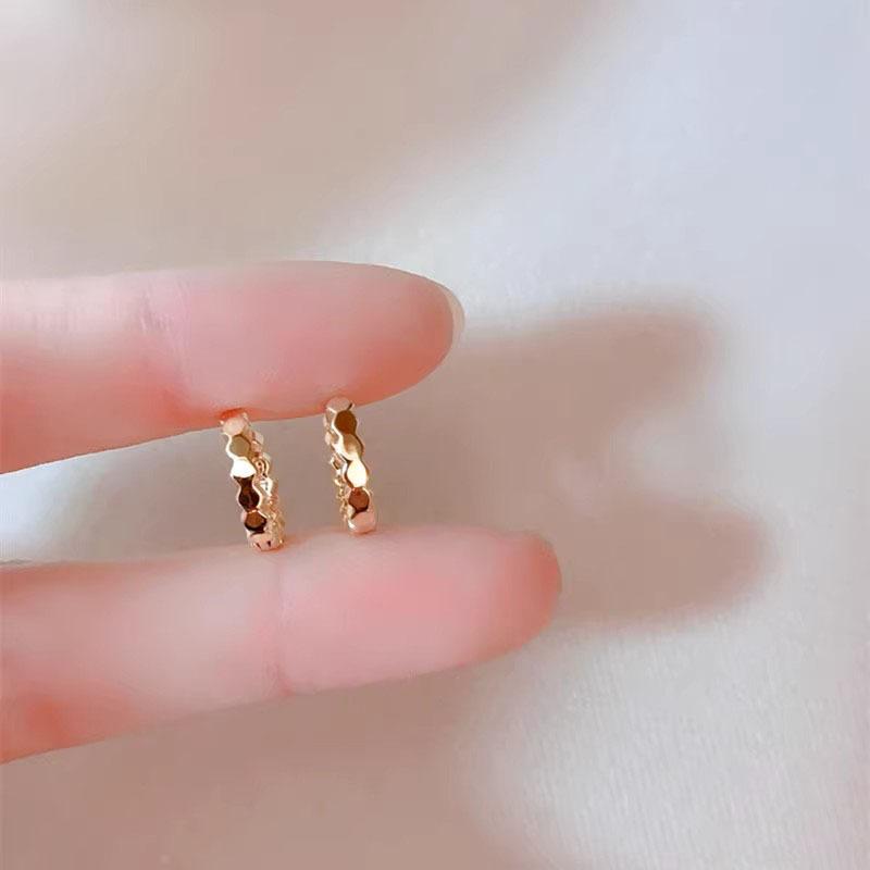 ピアス イヤリング 女性用 蜂の巣 シンプル 光沢 格子 軽量 モダン ジオメトリック 耳飾り ファッション アクセサリー シルバー ゴールド 日常使い 華奢 洗練 幾何学 モチーフ