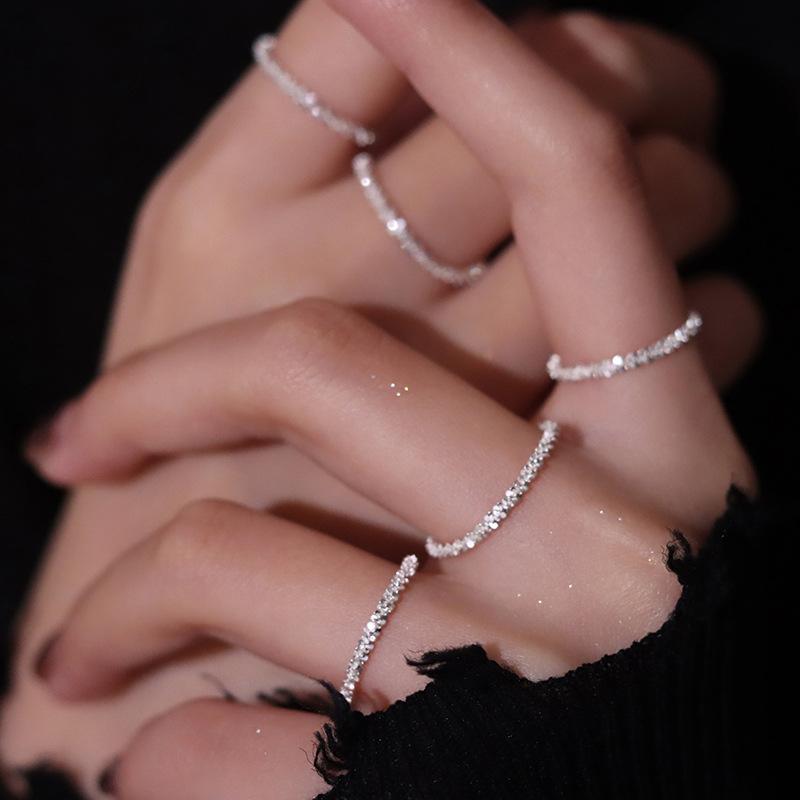 レディース 指輪 ファッション 個性派 ピンキー リング 女性用 かわいい デザイン 軽量 日常使い シルバー調 アクセサリー シンプル モダン 華奢 細身 ジュエリー トレンド アイテム ゴールド ベージュ ブラック ピンク系 秋冬 通年