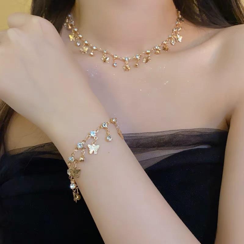 Other - ネックレス 女性用 蝶 フリンジ 鎖骨チェーン 軽量 甘め クール アクセサリー かわいい 普段使い シンプル スタイリッシュ アクセント ジュエリー 細身 レイヤード シルバー調 ゴールド調
