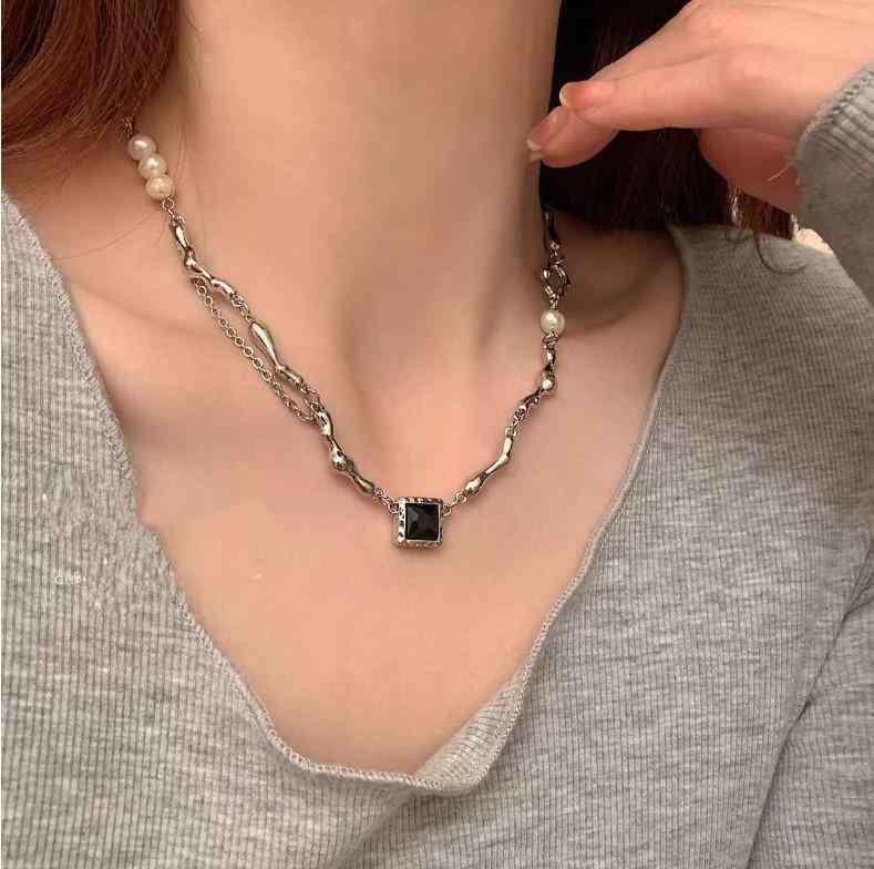Cross - ネックレス 女性用 バロックパール ブラックジルコニア ヒップホップ クールスタイル 鎖骨チェーン チタン 耐久性 アクセサリー シンプル モダン ゴールドトーン レイヤード可能 普段使い 軽量 耐久加工