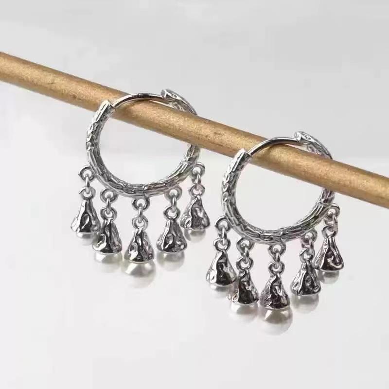 Supesataito - イヤリング 女性用 合成パール フリンジ ロング 浮き彫り 円形 異国 テクスチャ モダン 中華 アクセサリー 華やか 揺れる デザイン ゴールド調 シルバー調 ファッション 日常使い ギフト向き