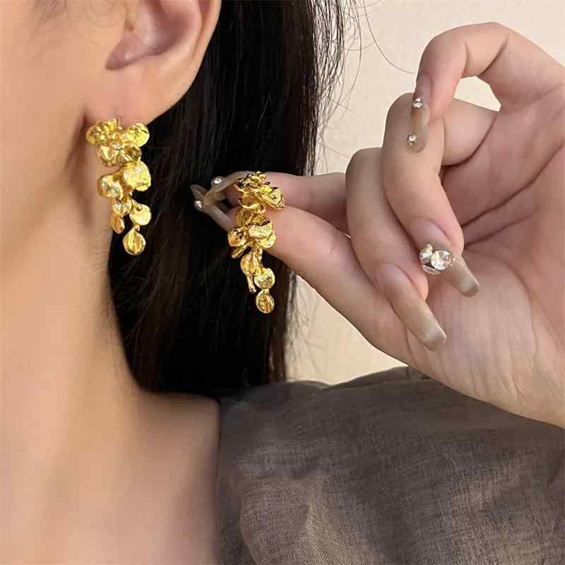 Tourmaline - イヤリング 女性用 ロング タッセル ゴールド フラワー 冬 気質 大ぶり 復古 高級感 耳飾り ファッション アクセサリー 華やか 揺れる デザイン ゴールド系 冬物 洗練 スタイル