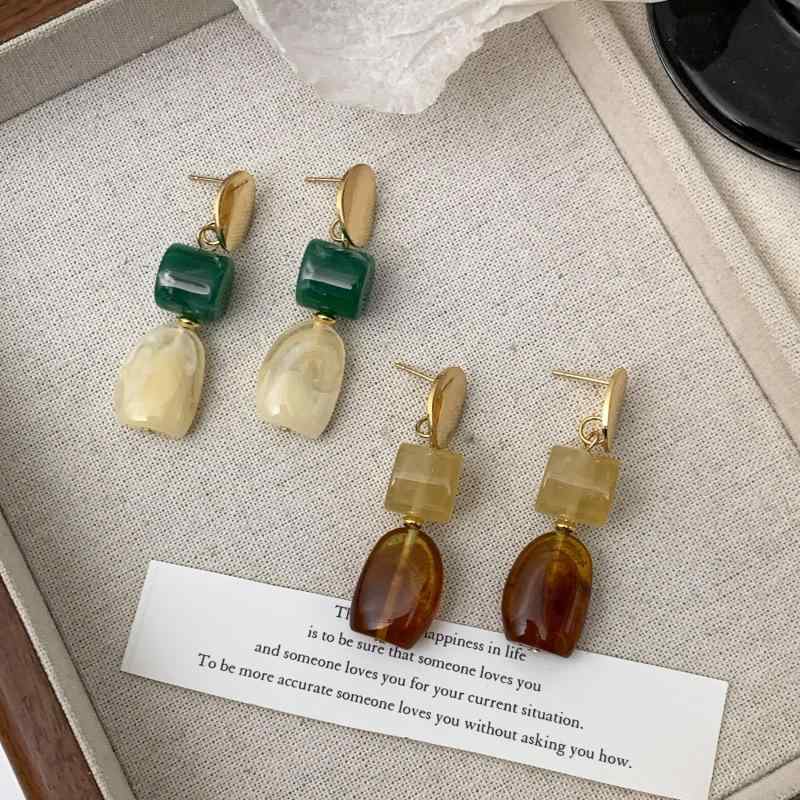 ピアス イヤリング 女性用 復古 アクセサリー 軽量 ジオメトリック メタル シンプル 洗練感 耳飾り ファッション 普段使い シルバー ブラック ゴールド ベージュ 秋冬 春夏 通年 かわいい モダン 幾何学模様 ドロップ型 スタッド フープ ギフ