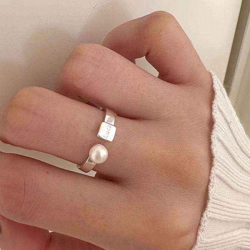 乐天商城 - レディース 指輪 シンプル アルファベット デザイン パール 装飾 かわいい 開口 リング 軽量 金属製 ピンクゴールド調 シルバー調 普段使い アクセサリー ジュエリー シンプルスタイル 日常使い 気品 高級感 細身 洗練 女性用 ファッション アイテ