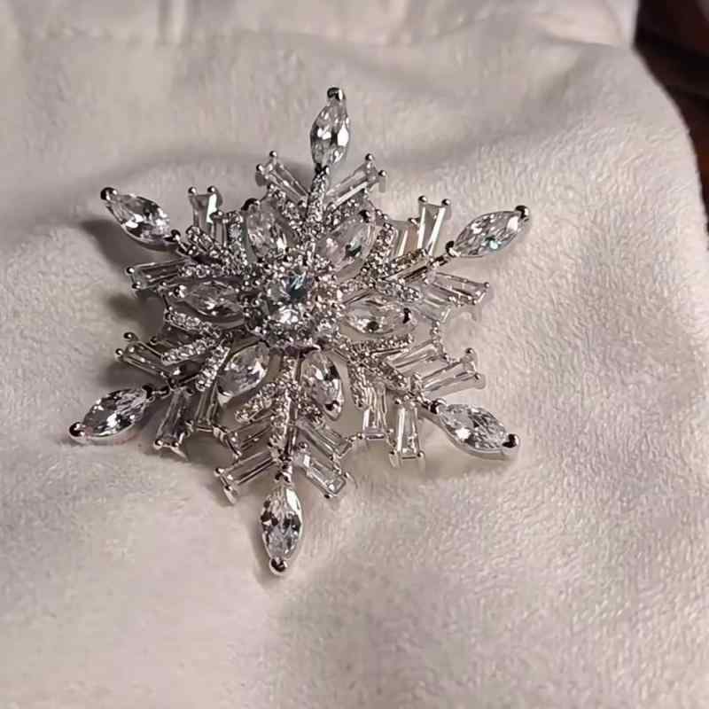 ブローチ 指輪 セット 秋冬 メンズ 切り替え 雪花 デザイン ラブアンドディープスペース オリジナル モチーフ アクセサリー シルバー調 華奢 スタイリッシュ ギフト 対応 雪の結晶 モダン 雰囲気 限定 コラボ アイテム 日常使い 可能 軽量 耐久性