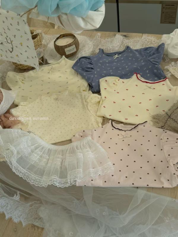 乐天商城 - 女の子 トップス 女児 長袖Tシャツ 秋冬 甘め フラワープリント フリル 襟元 木耳エッジ かわいい コットン 伸縮性 通学用 普段使い 軽量 ピンク系 アイボリー