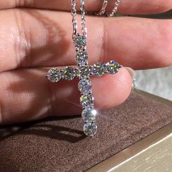 Other - ネックレス 女性用 クロス 十字架 デザイン 幾何学 モチーフ シンプル ゴールド調 アクセサリー 普段使い コーディネート かわいい スタイリッシュ 軽量 金属製 細身 チェーン ペンダント トップス 合わせ ラッキーアイテム