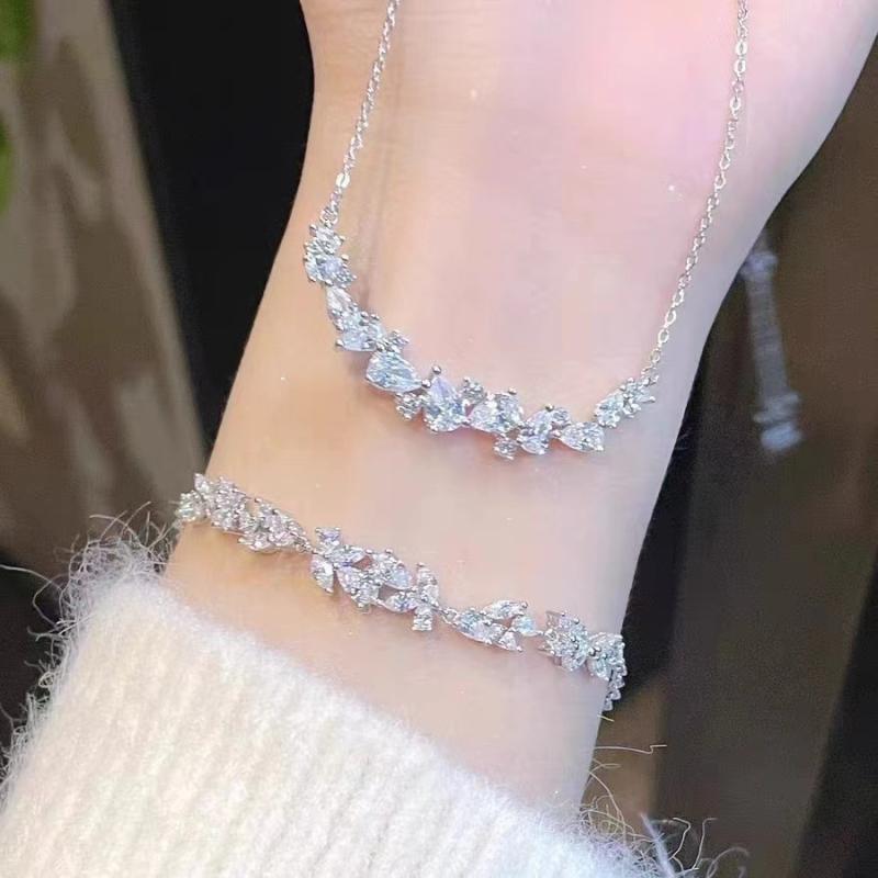 Other - ネックレス 女性用 ジルコニア ペンダント チェーン かわいい デザイン 高級感 細やか 骨 首元 アクセサリー シンプル 普段使い シルバー調 ゴールド調 ギフト ラッキーアイテム 軽量 伸縮性