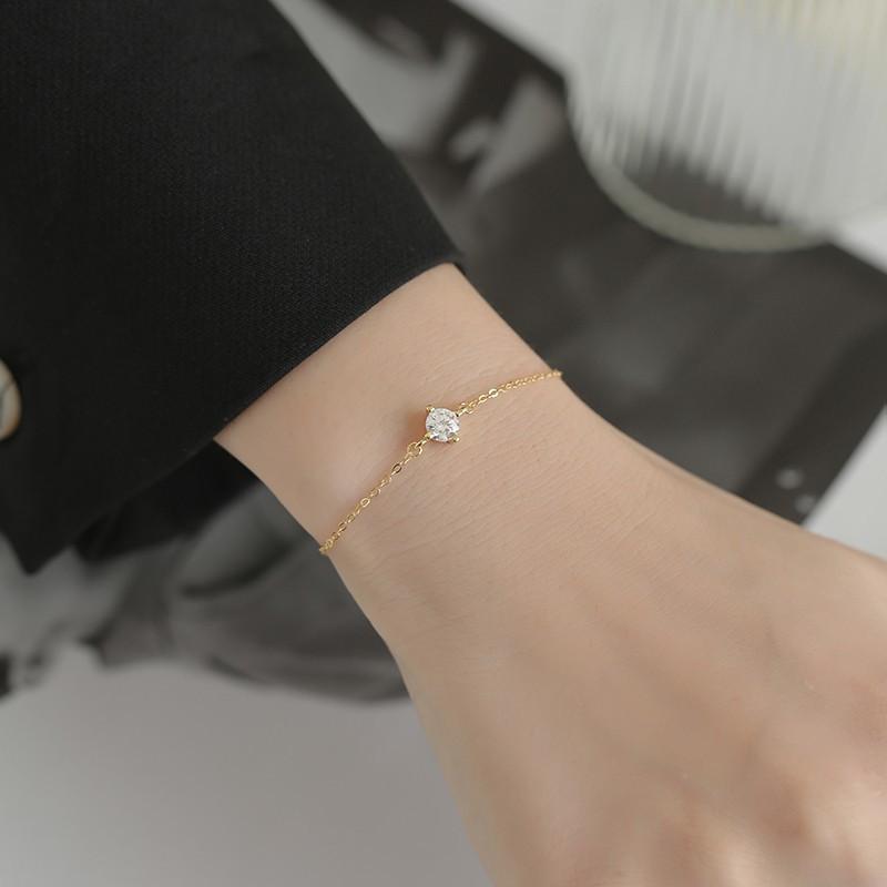 팔찌 - ハンドチェーンブレスレット 女性用 シンプル 気品 輝き ジルコニア 4爪 シングルストーン 軽量 ラグジュアリー デザイン クリア アクセサリー かわいい 普段使い シルバー 細身 ファッション ジュエリー