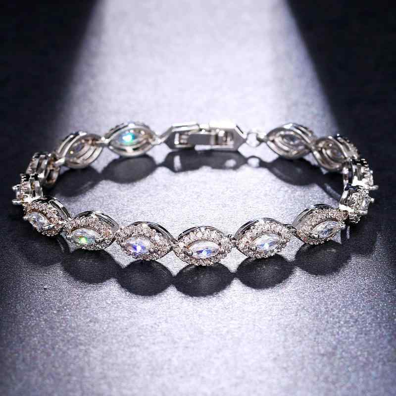 Moonstone - ブレスレット 女性用 軽量 高級感 人気 馬眼石 ジルコニア チェーン アクセサリー 普段使い シンプル デザイン 細身 シルバー調 ゴールド調 ギフト向け 華奢 スタイリッシュ ジュエリー 手首回り 調整可能 軽やか 輝き 日常アクセント モード