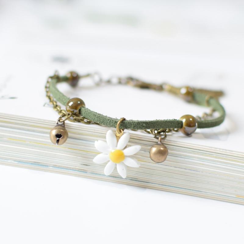 レディース セラミック デイジー ブレスレット かわいい 花モチーフ ベル付き 手首用 アクセサリー ヴィンテージ ベーシック 普段使い 学生向け ギフト 軽量 華奢 シルバー調 ゴールド調 ピンク系 ホワイト 春夏 秋冬 通年