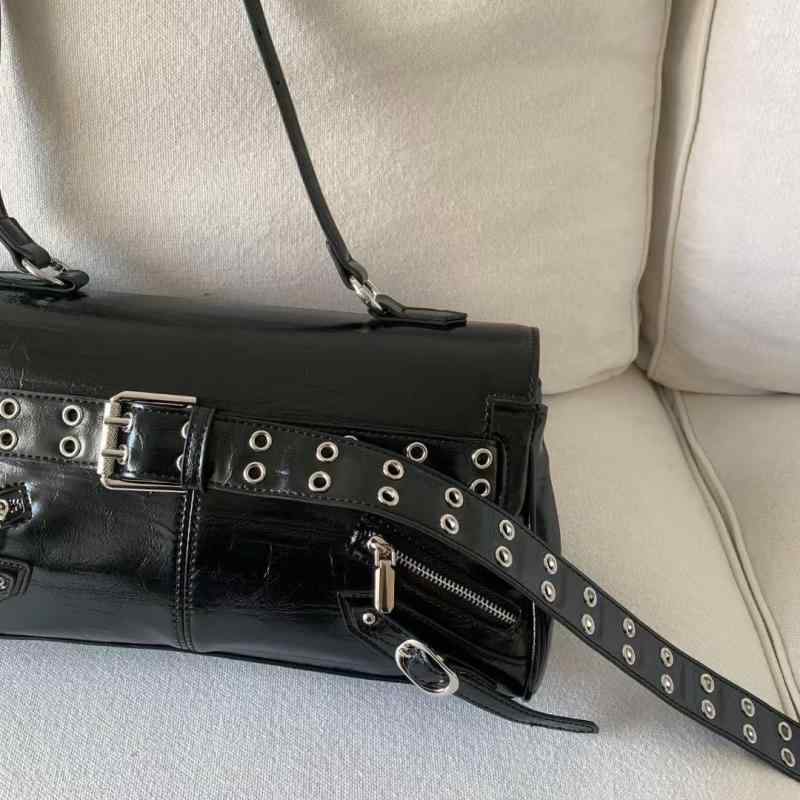 ショルダーバッグ メンズ 女性用 ライダース デザイン ラッキーアイテム 革調素材 金属リベット 装飾 軽量 普段使い 通勤用 斜め掛け ハンドバッグ ビッグシルエット ブラック ピンク系 秋冬
