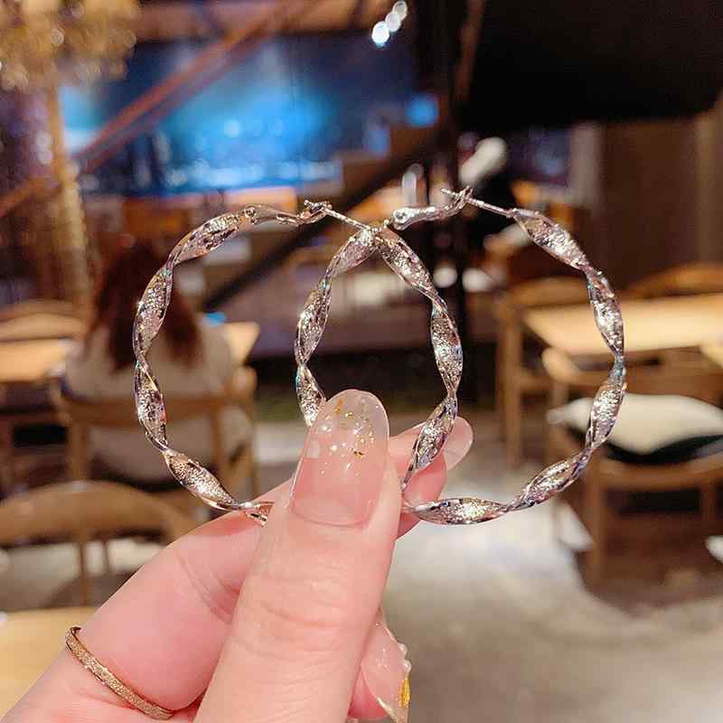 ピアス レディース 金属 アレルギー 対応 高級感 シンプル 圆形 フープピアス 大ぶり 韓国 デザイン性 個性派 カジュアル モード系 大人 かわいい デイリー使い アクセサリー おしゃれ 耳飾り ジュエリー 輪っか ゴールド シルバー 華奢 きれい