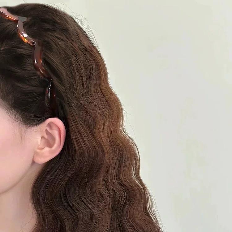 ヘアバンド レディース ヘアアクセサリー 洗顔用 髪留め カチューシャ ギザギザ 波型 蓬松 高見え 髪飾り 整理 整頓 お洒落 かわいい 普段使い ヘアアレンジ 簡単 装着 滑り止め 跡がつかない 痛くない 柔らかい 耐久性 快適な付け心地 髪の毛 持