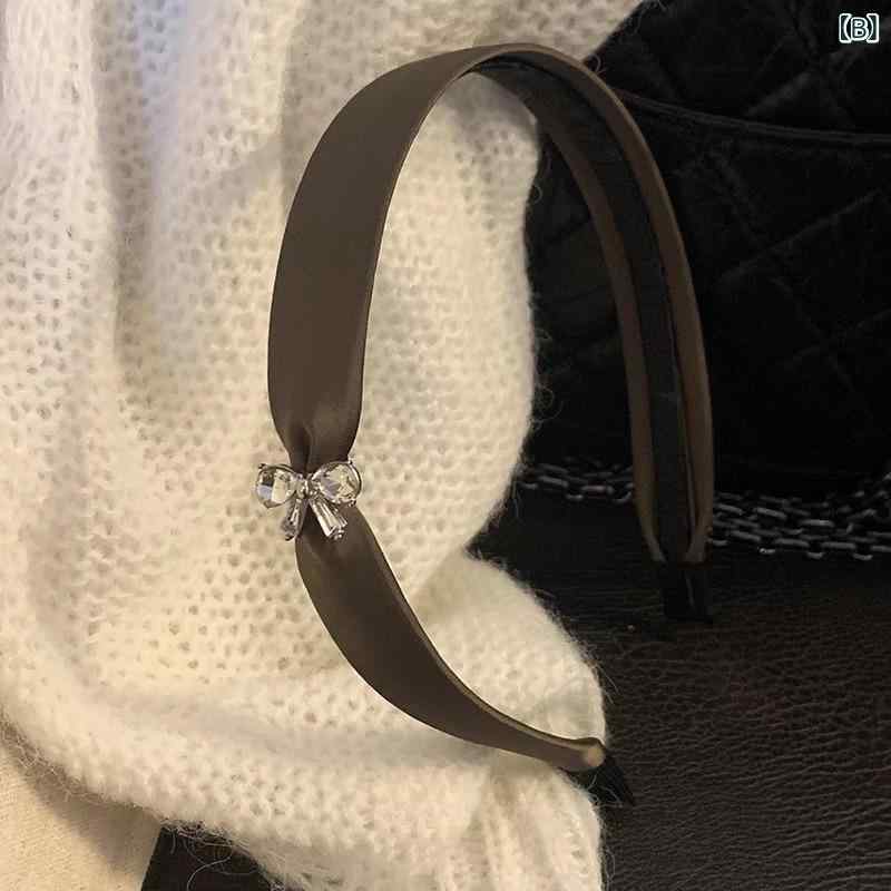 カチューシャ レディース ヘアアクセサリー サテン調 高級感 ビジュー 蝶結び リボ...